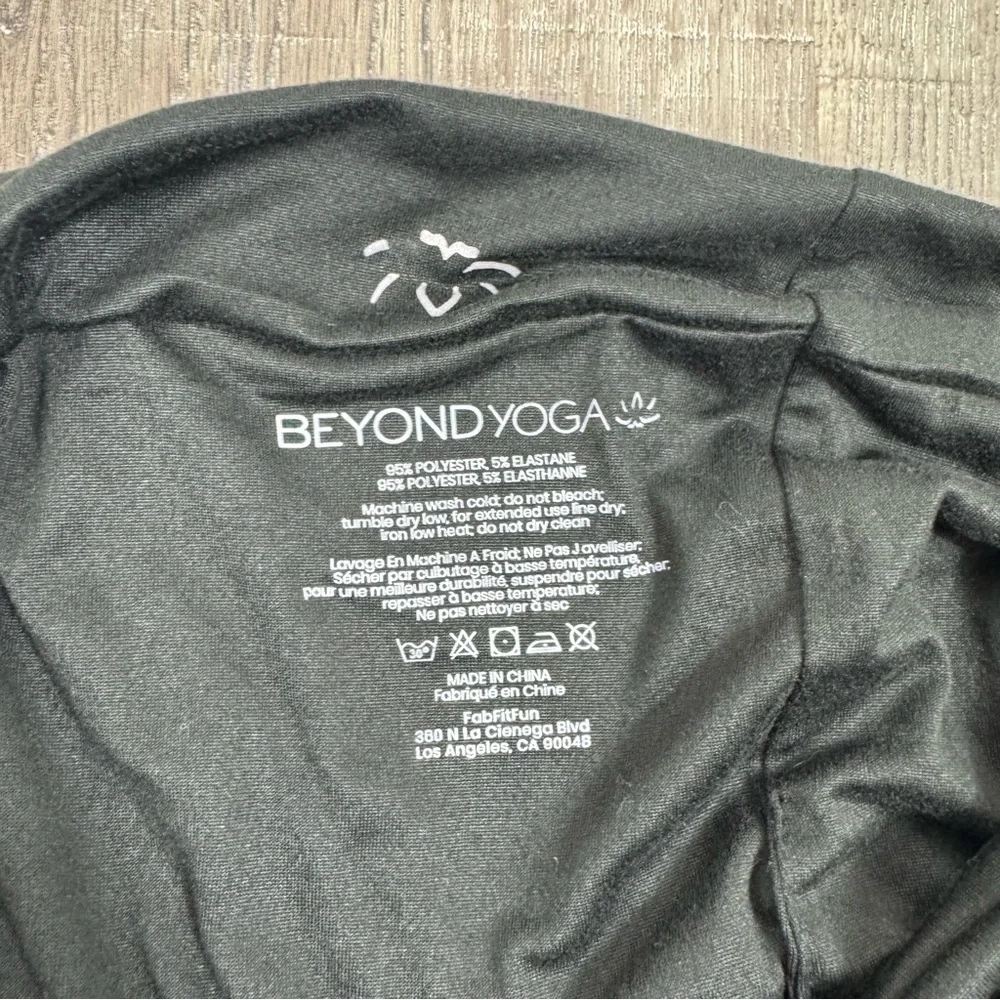 Beyond Yoga Infinity Scarf Hidden Pocket Classic Black Athleisure Layering